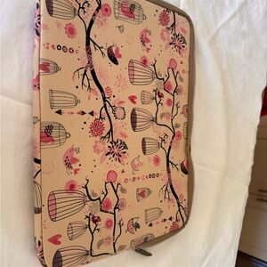 Pretty laptop sleeve! Synthetic exterior with soft interior. No handles.